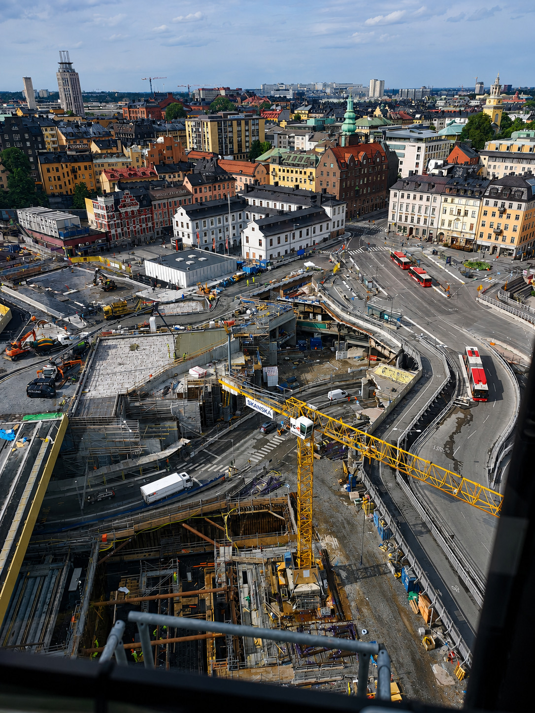 Vy över Slussens omfattande ombyggnad från tornkranen