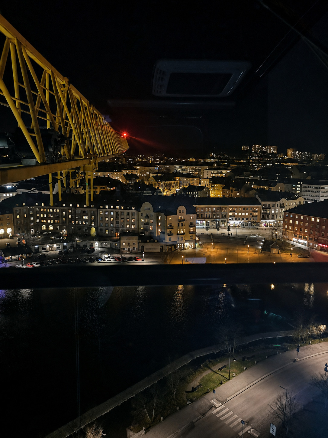 Kvällsvy från kranen över Södertälje kanal