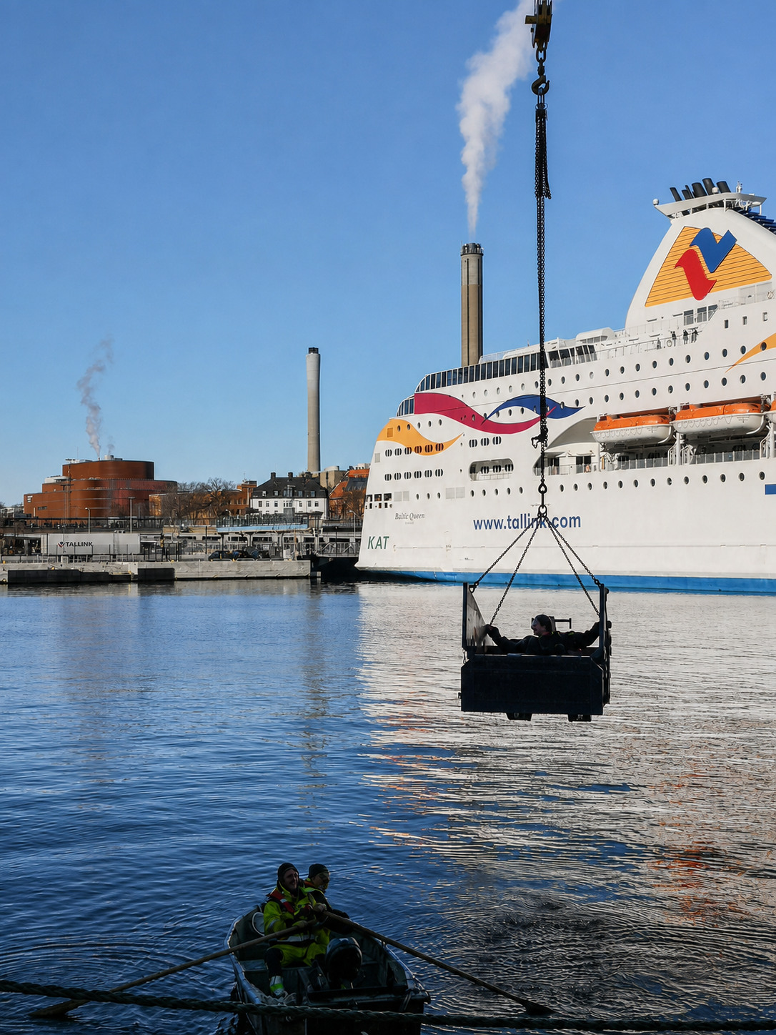 Räddningskorg i tornkranens krok över vattnet i Värtahamnen
