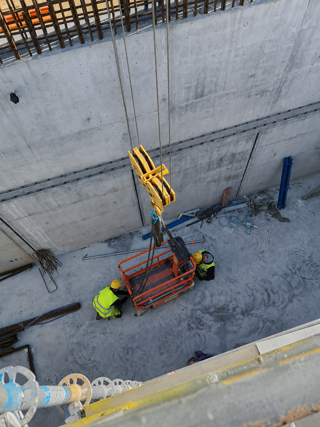 Lyftarbete inne i ett fundament under byggnationen